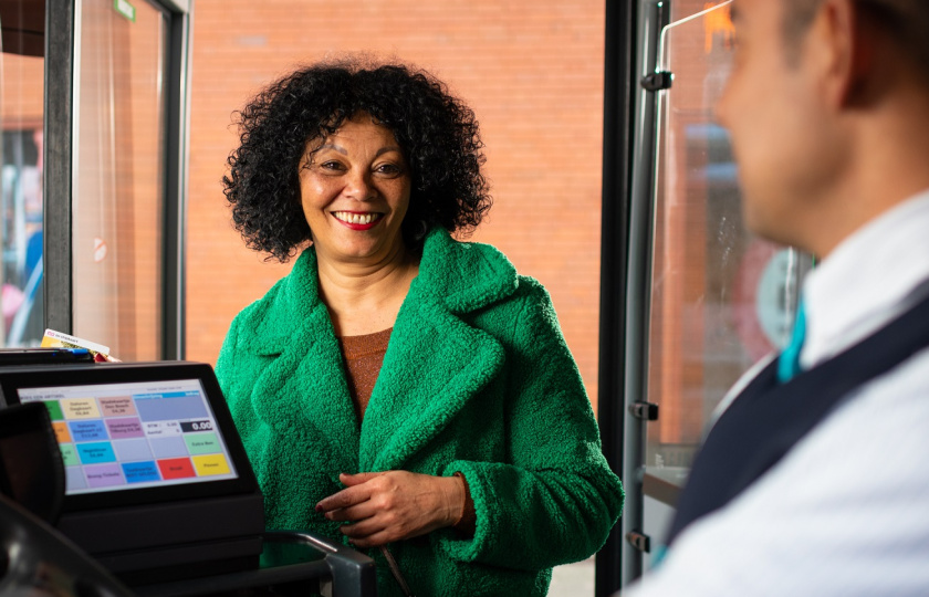 Vrouw stapt in bus