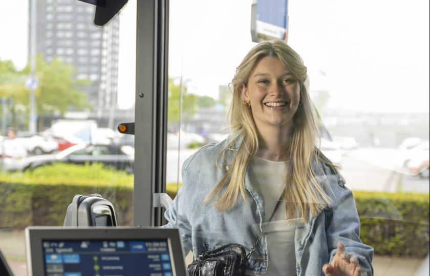 Jonge vrouw stapt in bus
