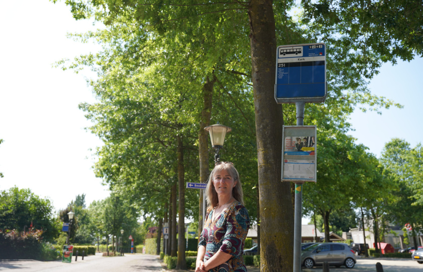 Afbeelding reiziger bij een bushalte