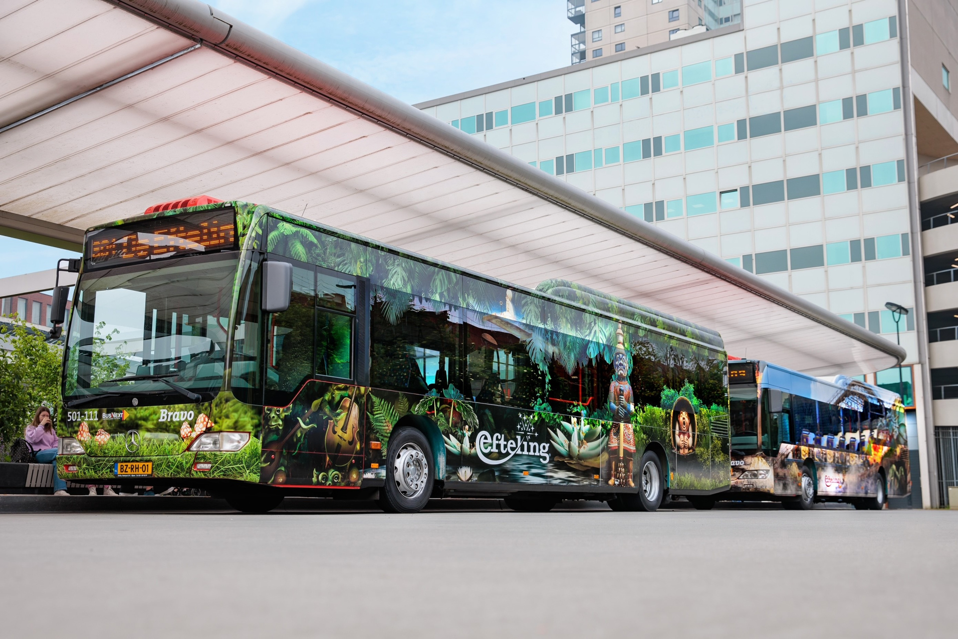 De twee bussen zijn opgemaakt in Efteling stijl. Een bus heeft het thema sprookjesbos en een bus heeft het thema Joris en de draak