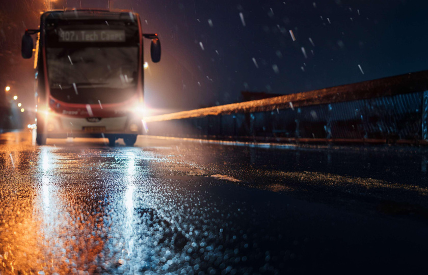 Maak jezelf zichtbaar in het donker voor de chauffeur.