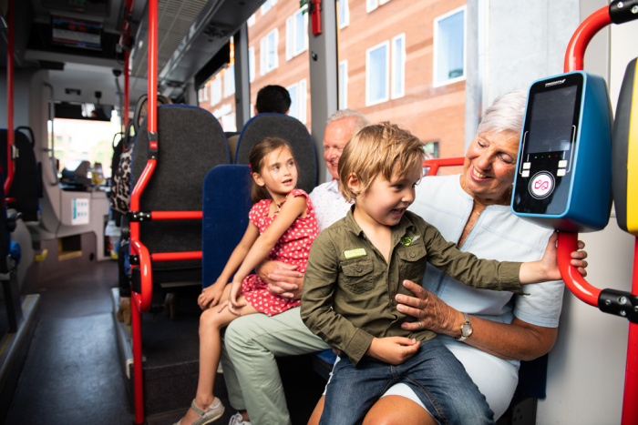 Ouder echtpaar met kinderen in bus