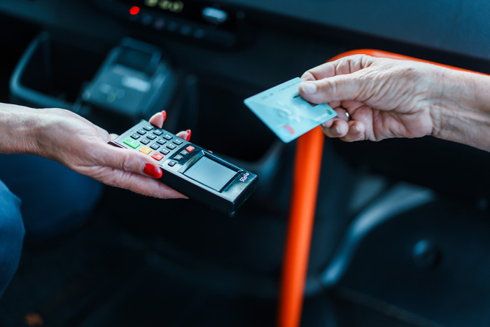 Met betaalcard in de bus betalen