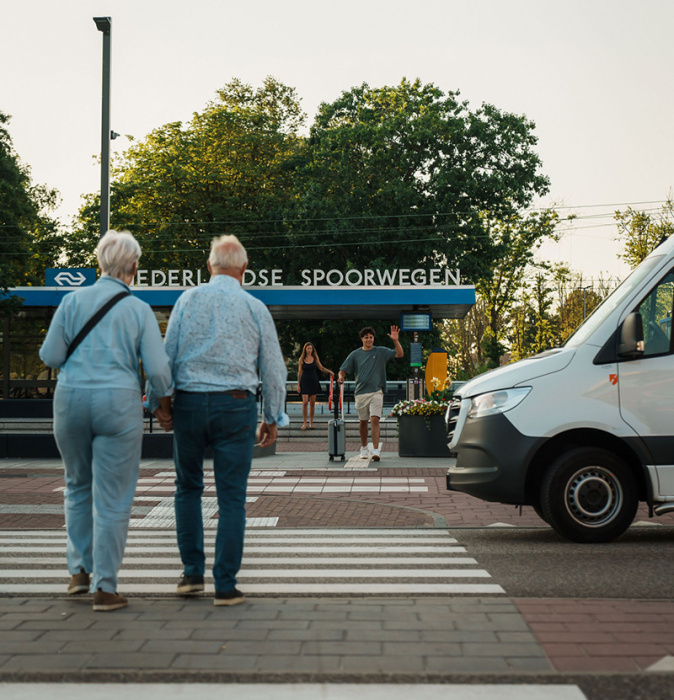 2 personen steken zebrapad over