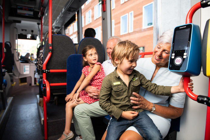 kinderen reizen gratis mee in de bus 